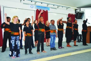 Students from the Teacher Gloria Omolulu school in performance