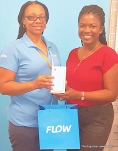 Retail Sales Menelva Romney presenting Kewannah Jean with her new iPhone 7 (2)