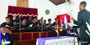 Devaunie Richardson directing choir